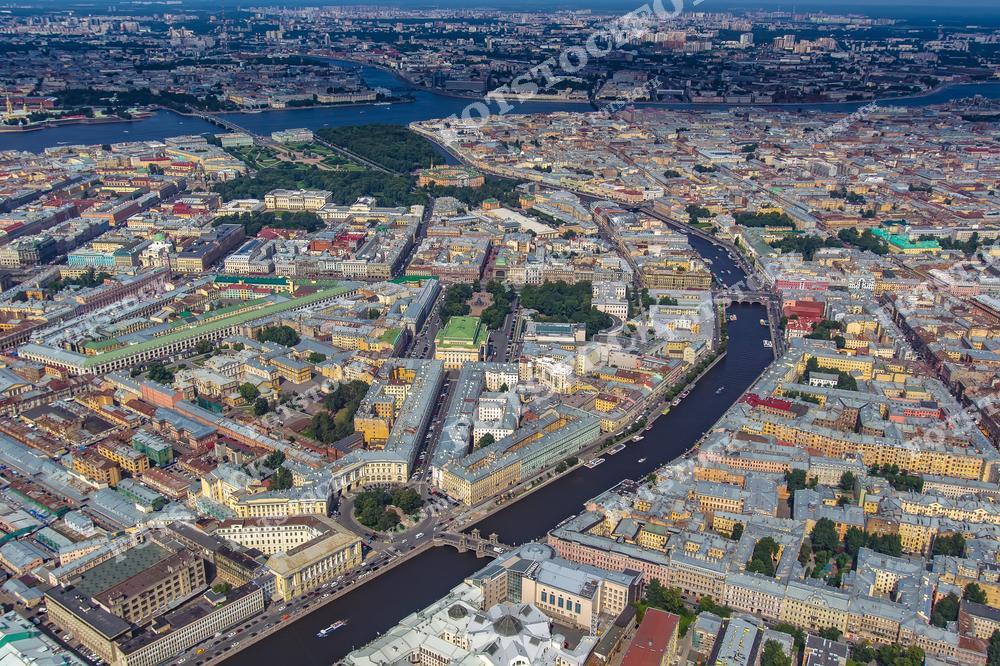 Панорамный вид на центр Санкт-Петербурга с высоты раскрывает величественную архитектуру северной столицы России, исторические здания, широкие проспекты и живописные набережные Невы. Масштабный городской пейзаж передаёт атмосферу одного из самых красивых городов Европы с его уникальным сочетанием классической архитектуры и современной городской инфраструктуры. Фотография идеально подходит для публикаций о туризме в Санкт-Петербурге, архитектуре России, путешествиях, урбанистике и достопримечательностях исторического центра города.